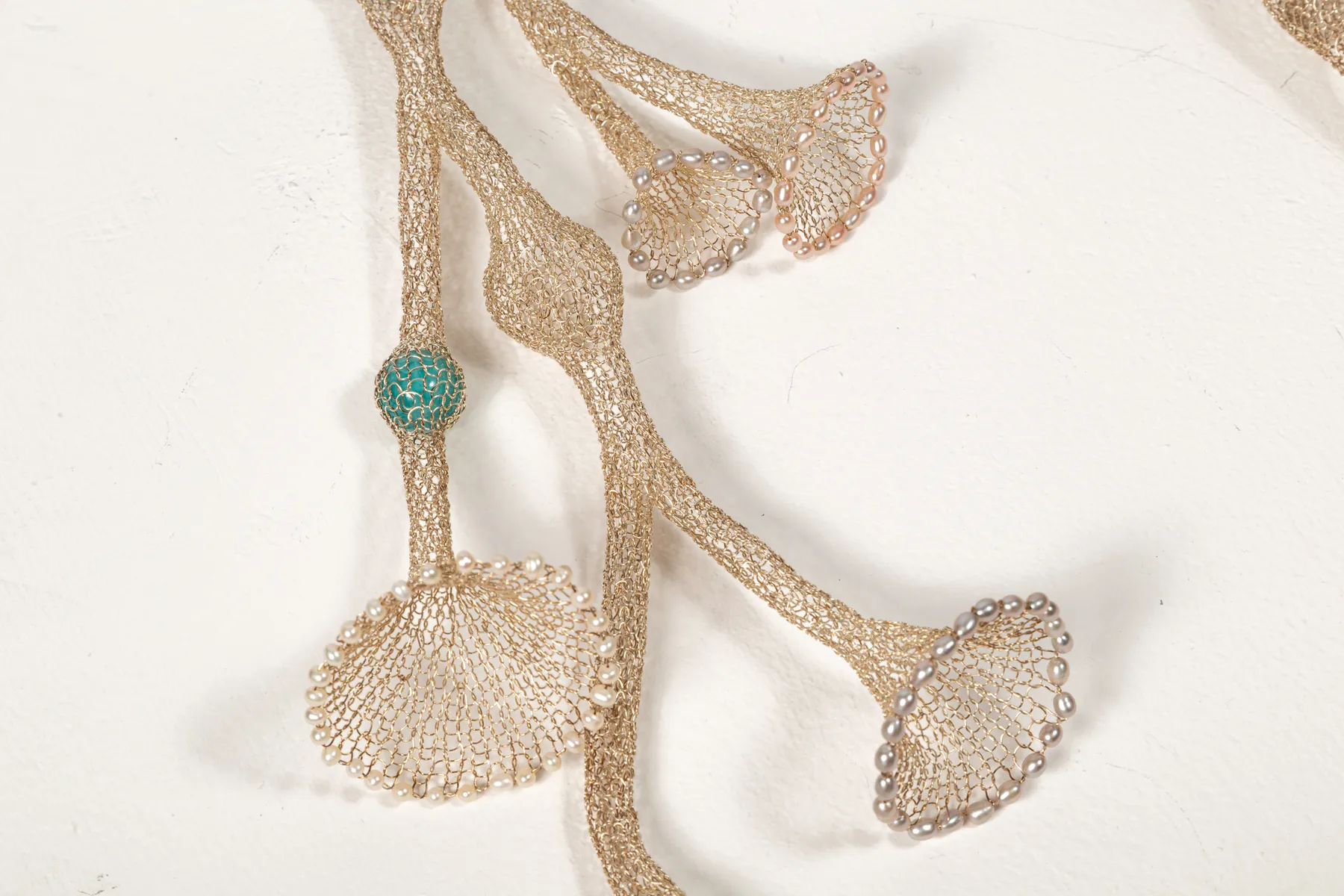 Maria Nepomuceno, e Antonio Bernardo Microcosmos 8 Obra Colar Crochê Bocas, 2015