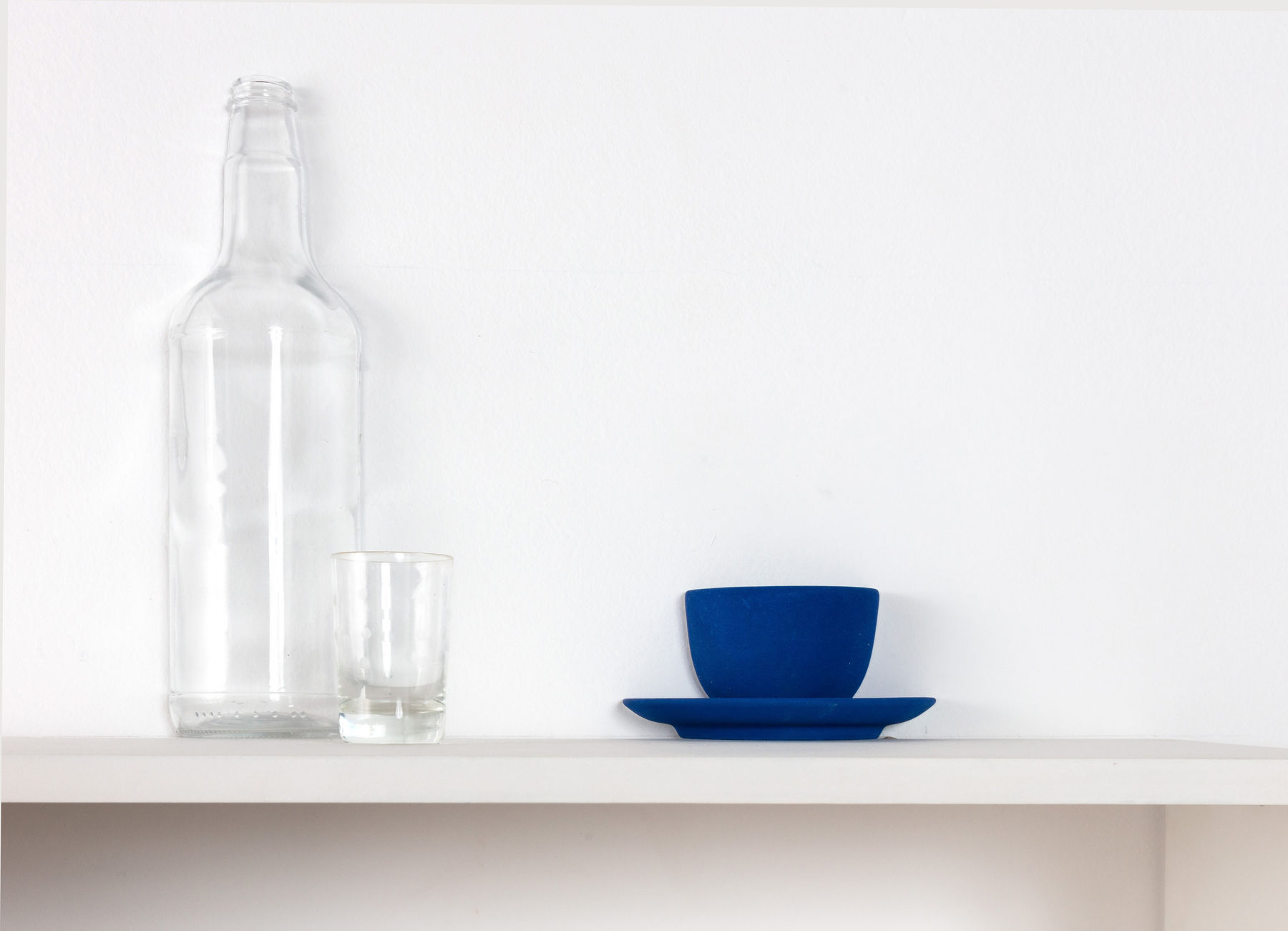 Ana Linnemann, Cartoon compacto com xícaras e garrafa, 2013-2023