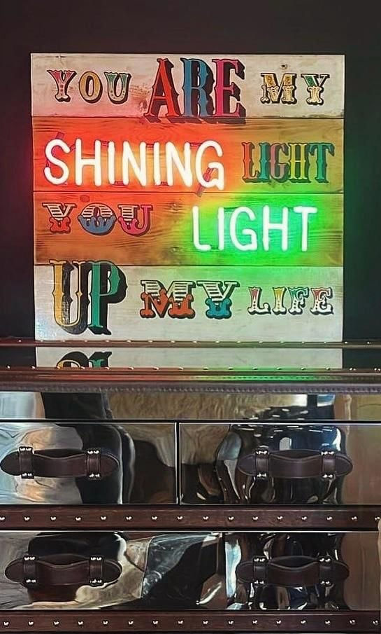 Illuminati Neon, Shining Light