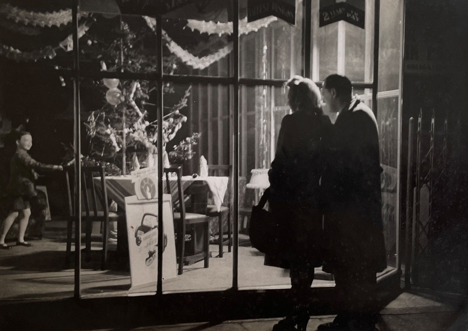Bert Hardy, Life in the Elephant - The Window Display, 1948