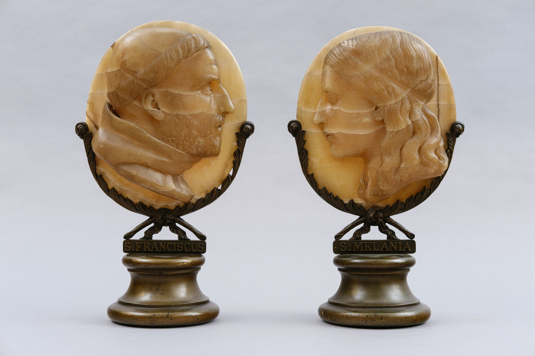 Rome, Pair of cameos in Alabastro fiorito, XIX century