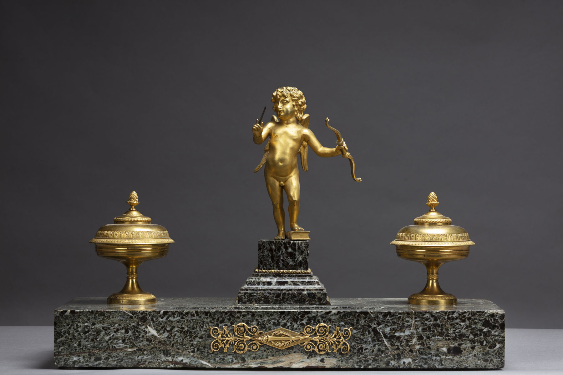 Marble and gilded bronze inkwell with Cupid