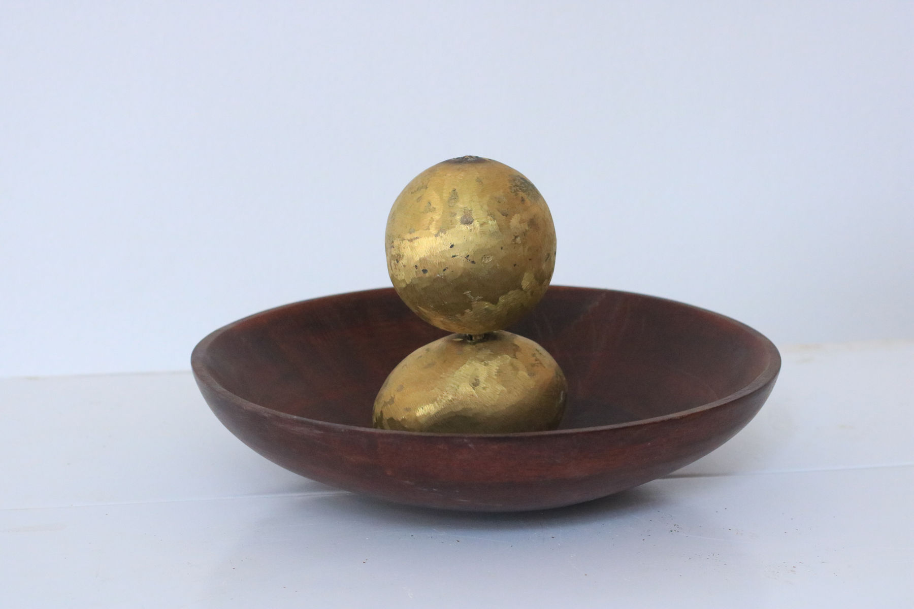 Rachel Marsil, Agrume sur mangue sur plateau , 2024