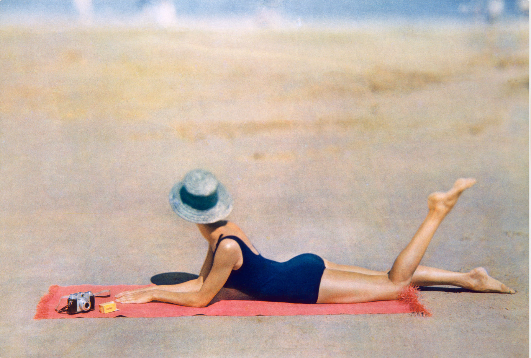 Claude Ferrand, La baigneuse allongée sur le sable, campagne Kodak, 1964