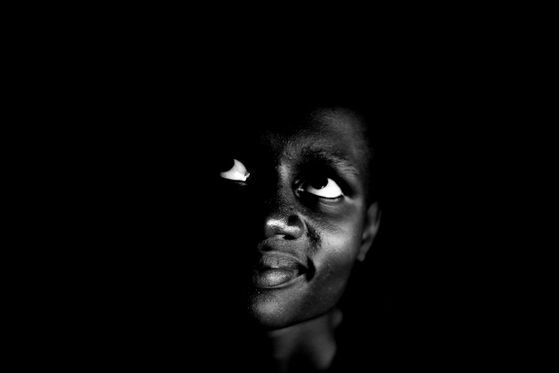 Mário Macilau, A Discrete Smile, Growing in Darkness series, 2012