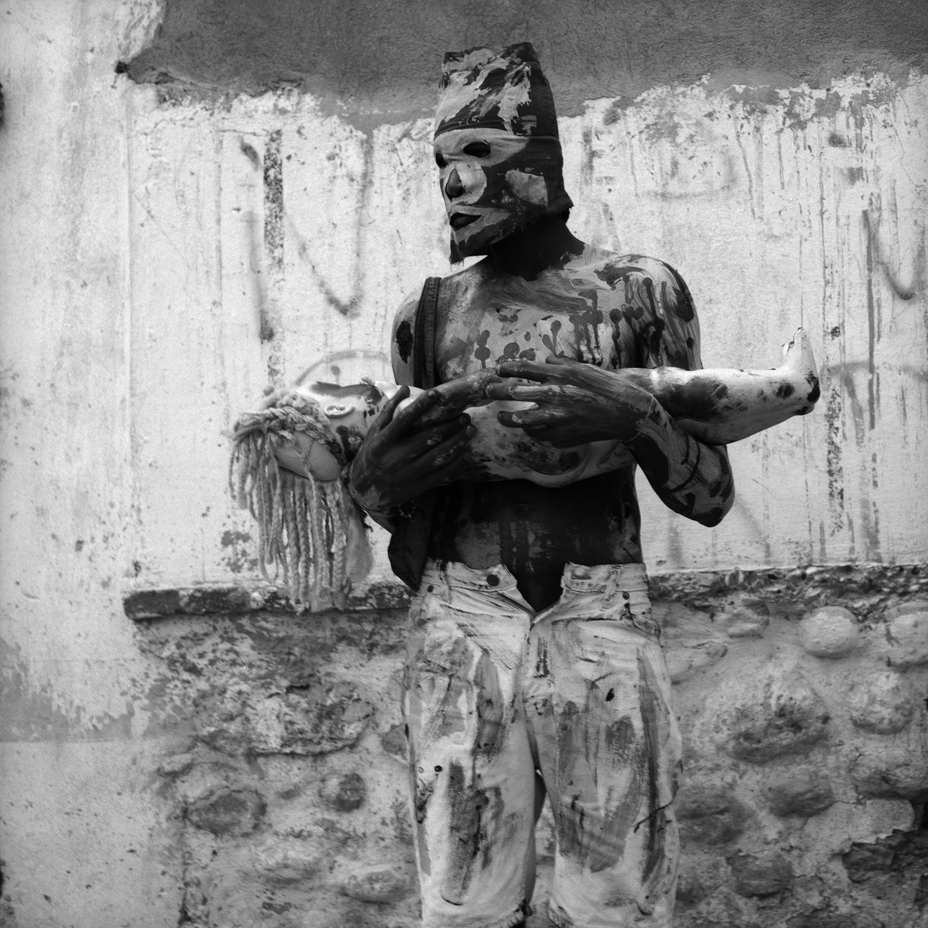 Leah Gordon, Nèg ak Poupe (Man with Doll), 2004