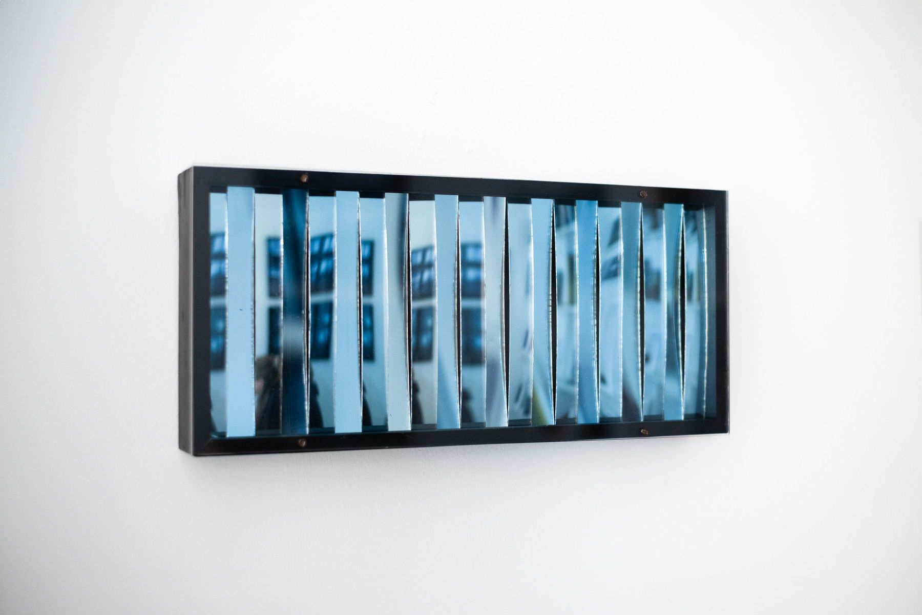 Adolf Luther, Spiegelobjekt (blaue Streifen), 1976