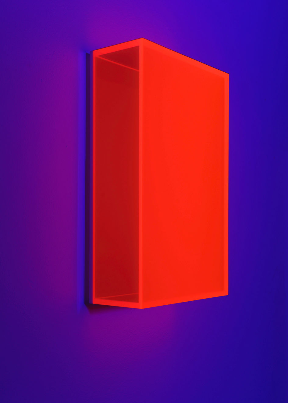 Regine Schumann, colormirror satin red glowing after mieres, 1 part, 2022
