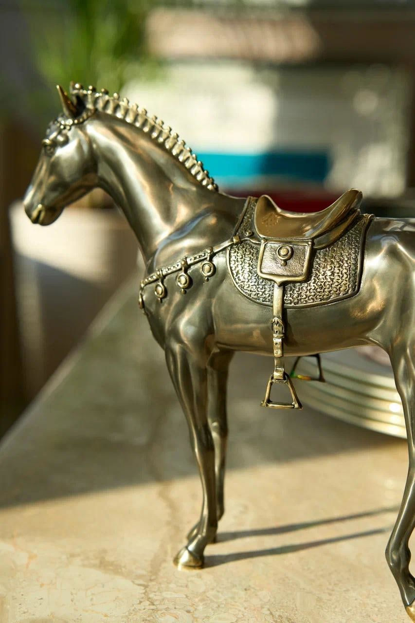 100% hand crafted bronze sculpture of a horse. Patinated bronze, 25 cm.