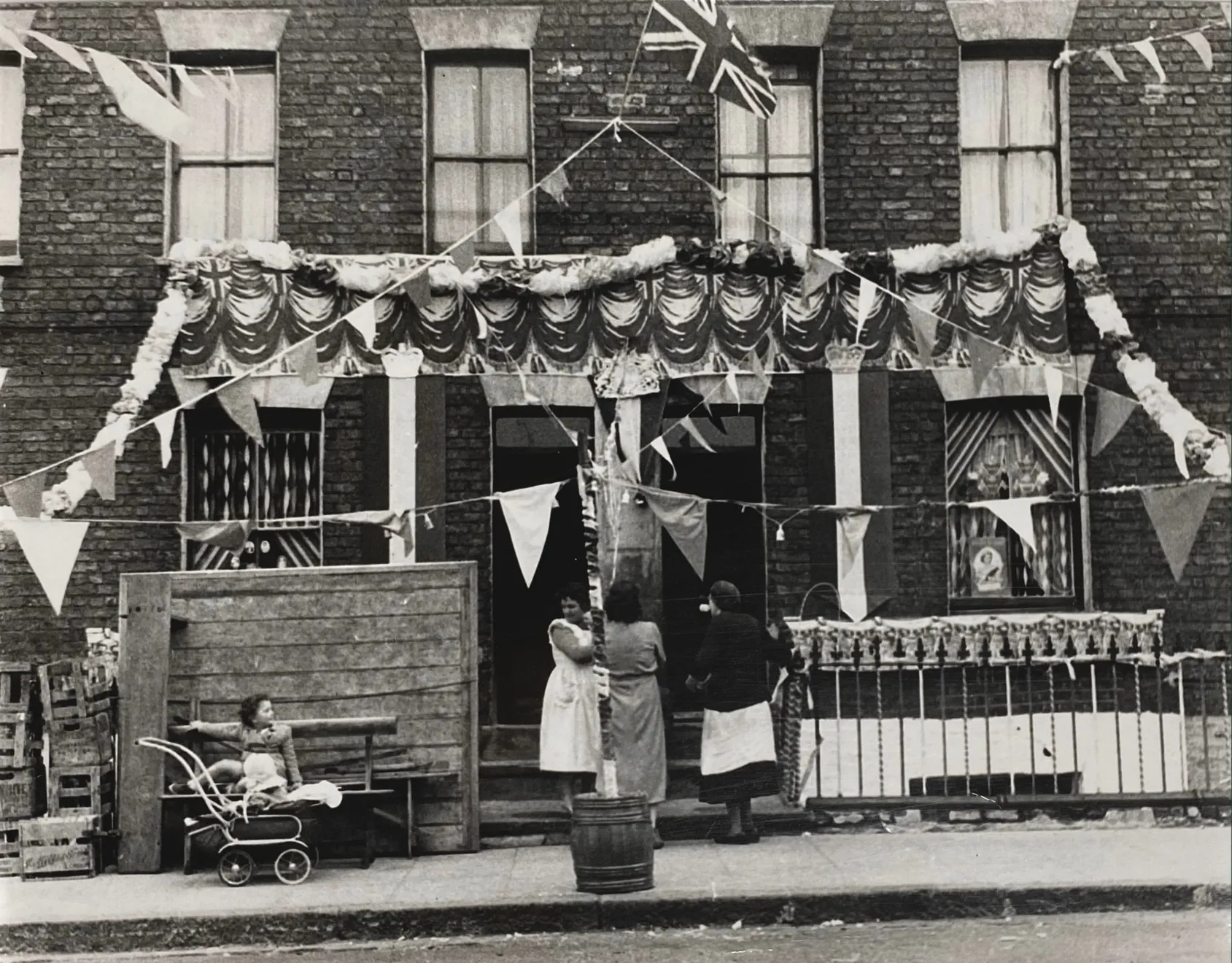 Nigel Henderson, Coronation at Side St. Bethnal Green., 1953