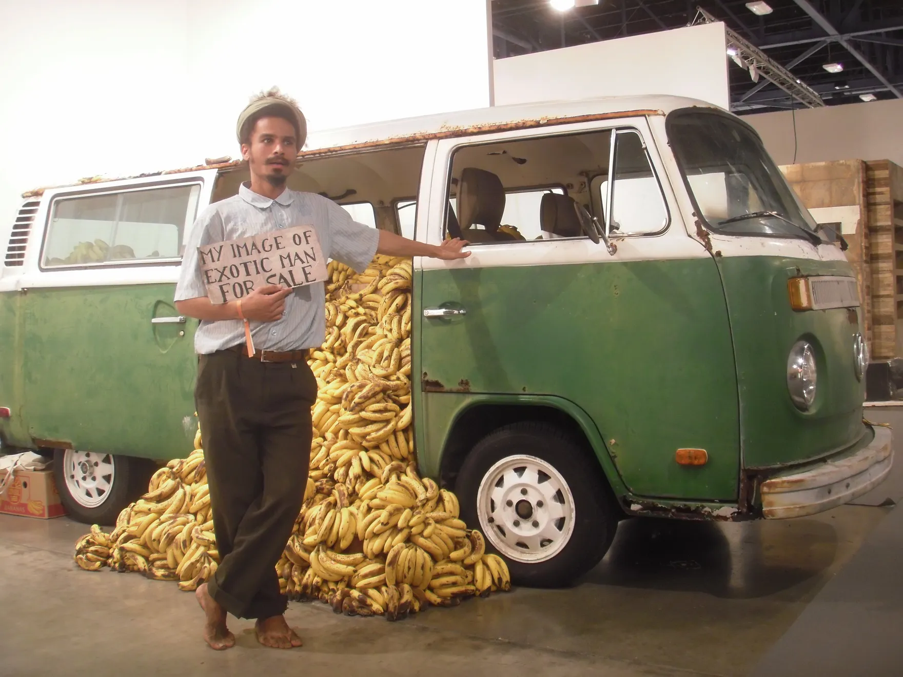 Paulo Nazareth, Sem título (my image of exotic man for sale with the Kombi volkswagen), 2011