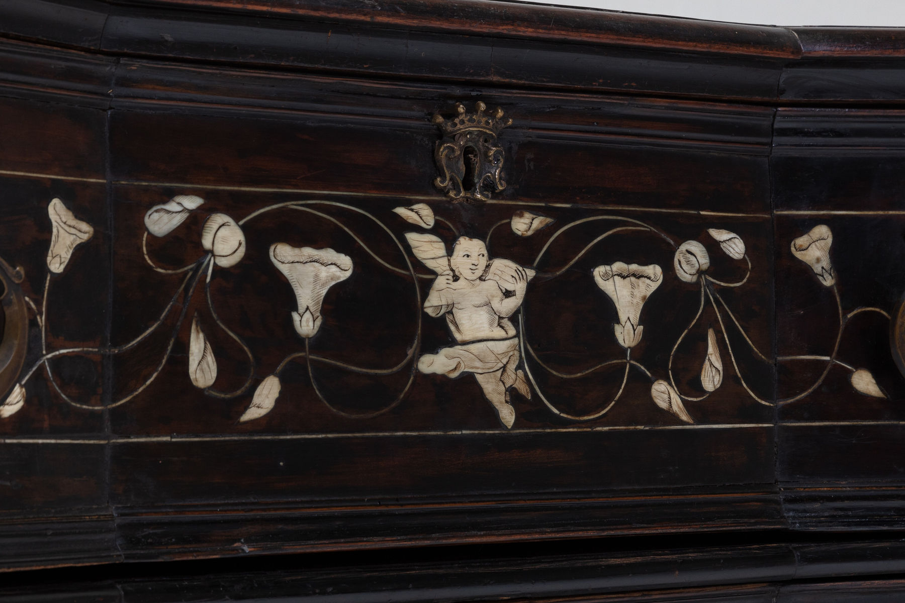 Important Early 18th Century Italian Inlaid Chest of Drawers