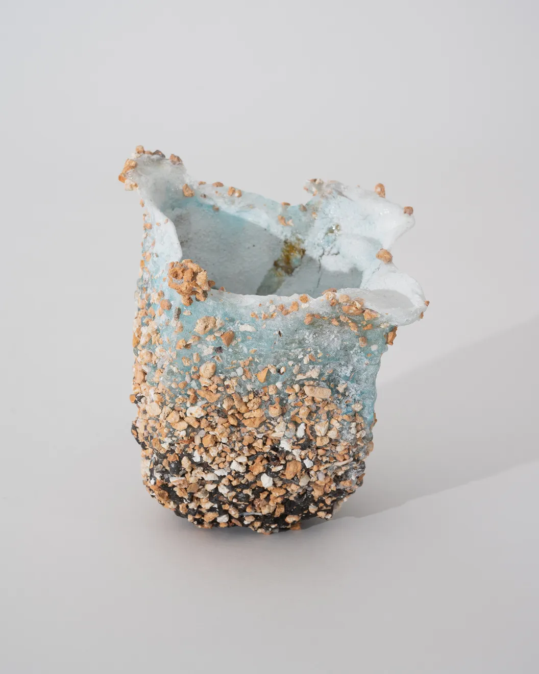 Masaomi Yasunaga, 砕 / crumbling, 2019