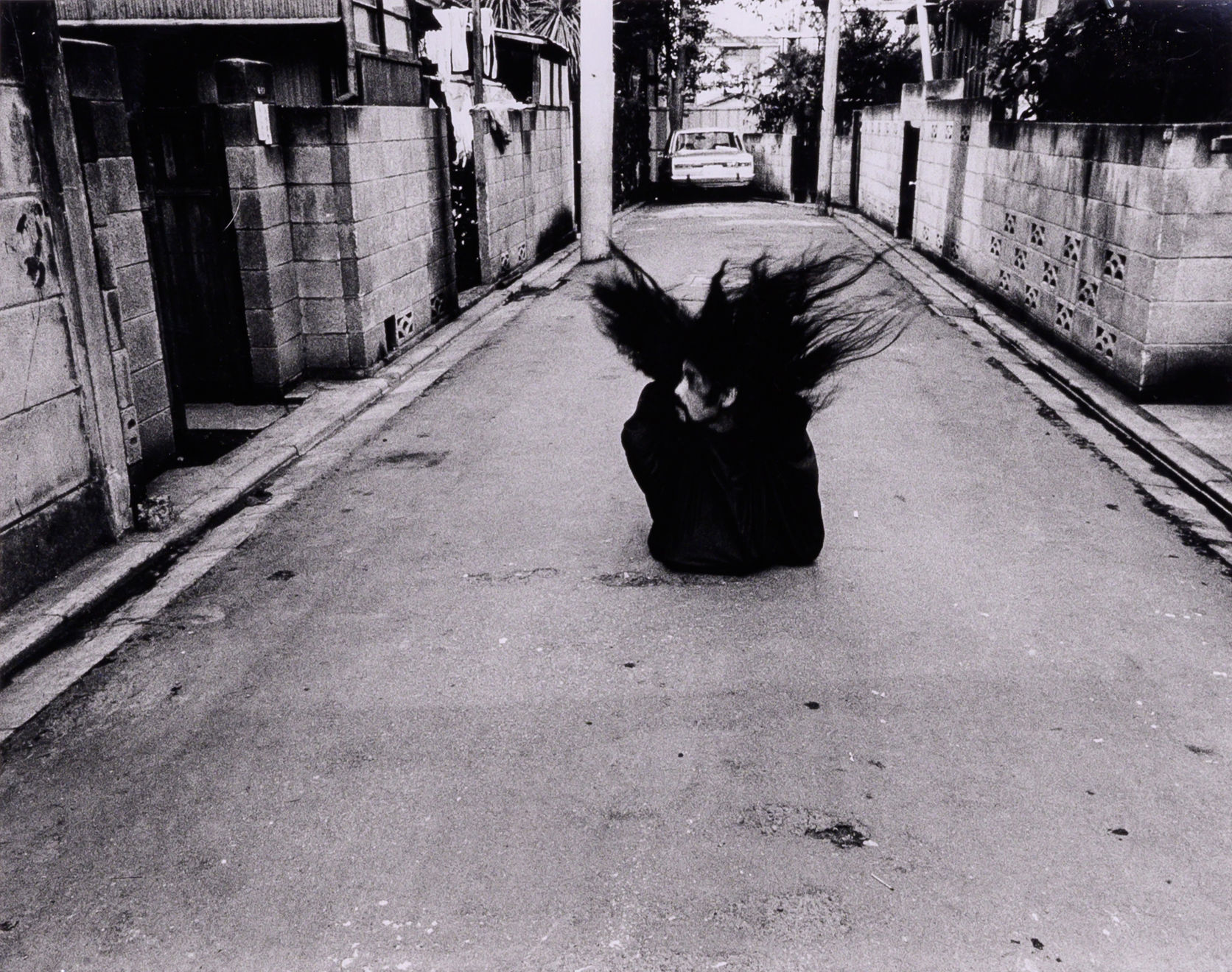Tatsumi Hijikata - Archive, 石黒健治: 風呂敷男 (外), Photograph by Kenji Ishiguro, Furoshiki Otoko (outdoor), 1970