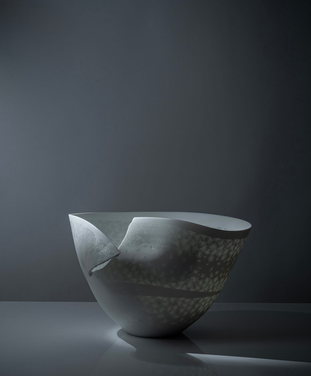 Niisato Akio, 破れ大鉢（外), 2024