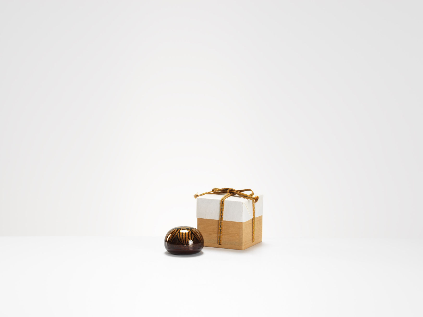 Yoshikuni Taguchi, 水仙花蒔絵香合 Incense Box with Narcissus Design