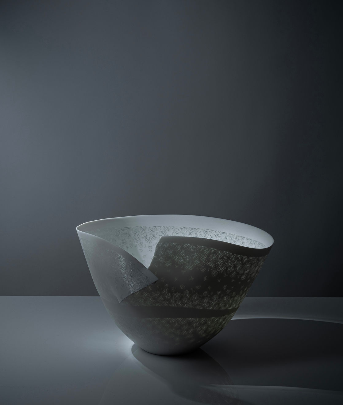 Niisato Akio, 破れ大鉢（外), 2024