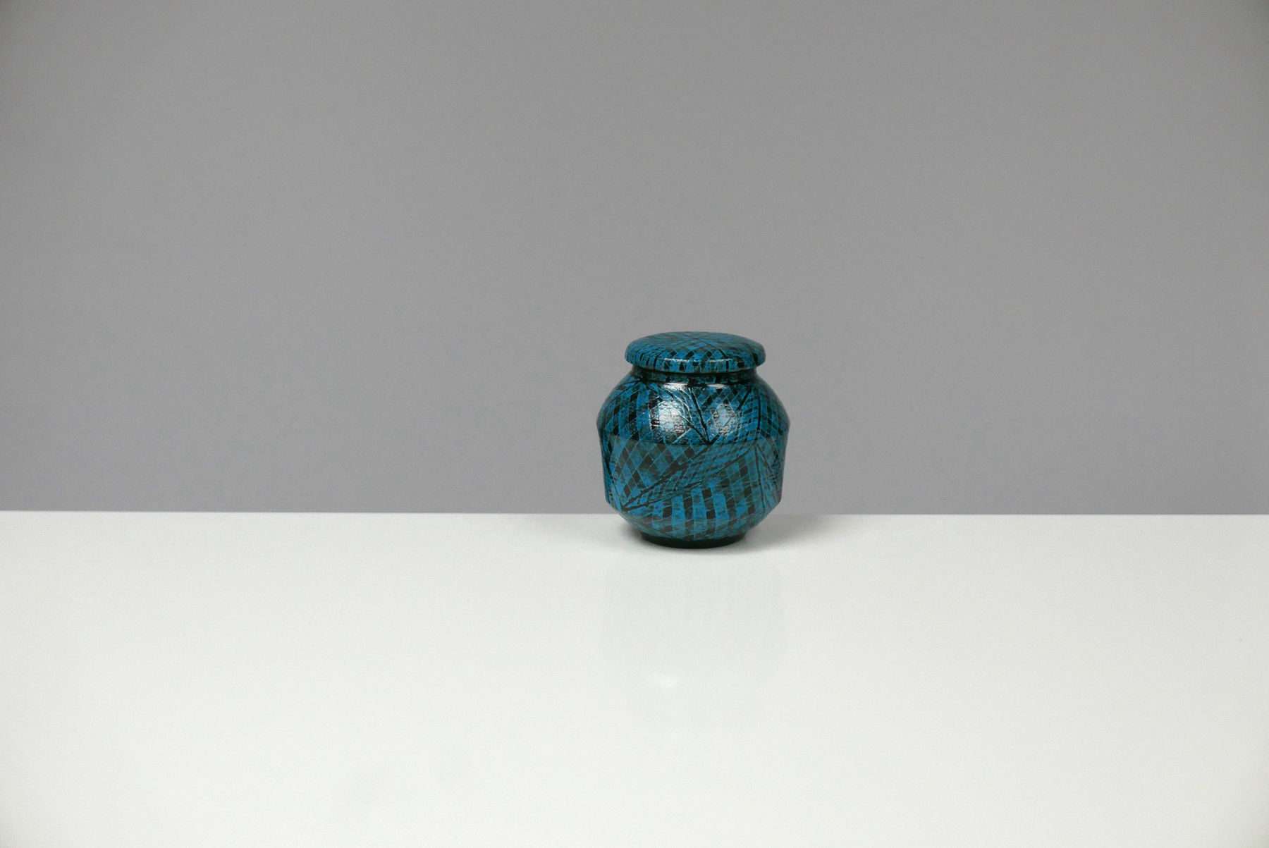 Maeda Masahiro, Tea caddy with overglaze enamels, 2022