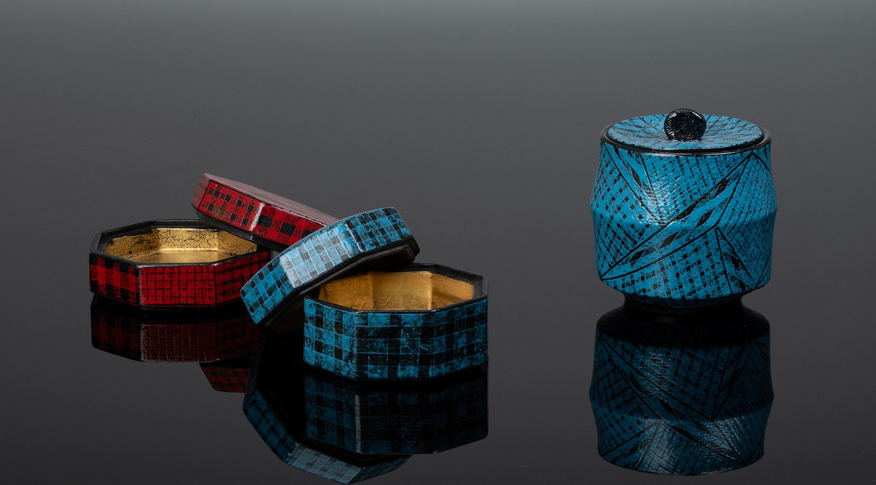 Maeda Masahiro, Covered box with overglaze enamels, 2022