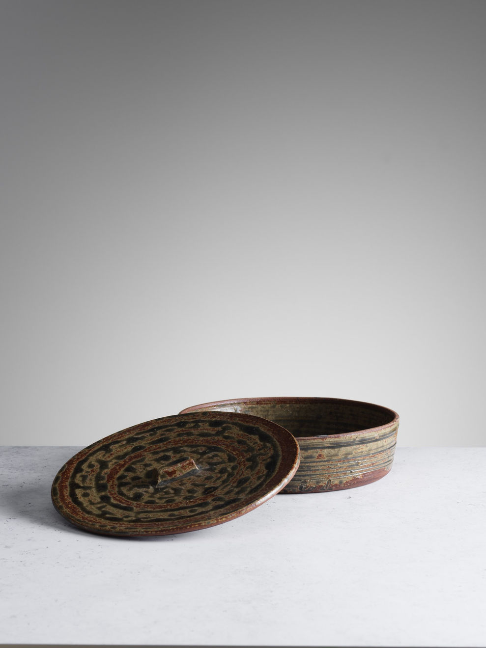 Janet Leach, Flat round lidded pot, c. 1970s