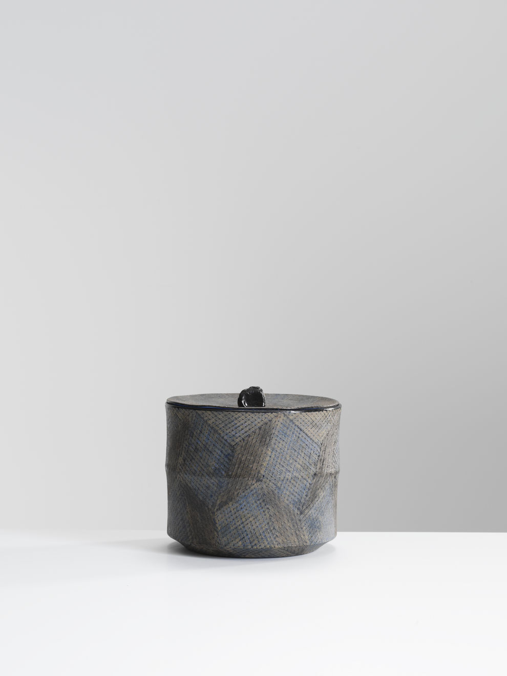 Maeda Masahiro, Water jar with overglaze enamels