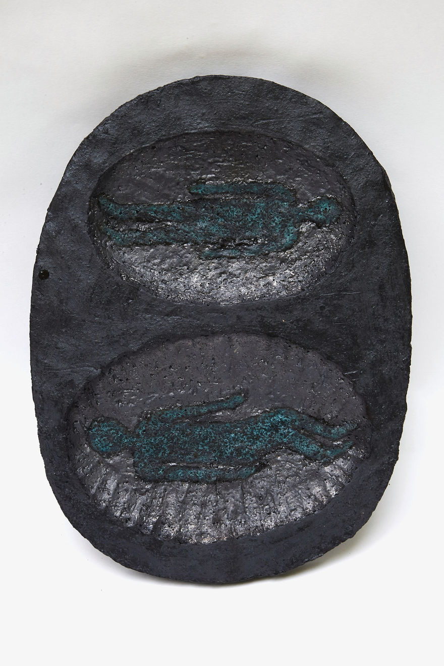 Sári Ember, Egg frame with two figures, 2020