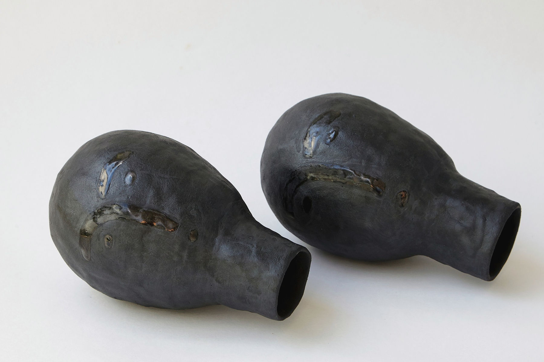 Sári Ember, Two little vases with head, 2022