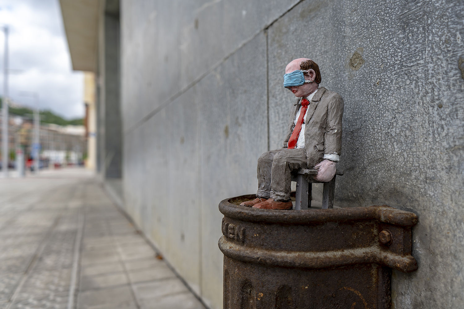 Isaac Cordal, Shelter (Nap), 2020