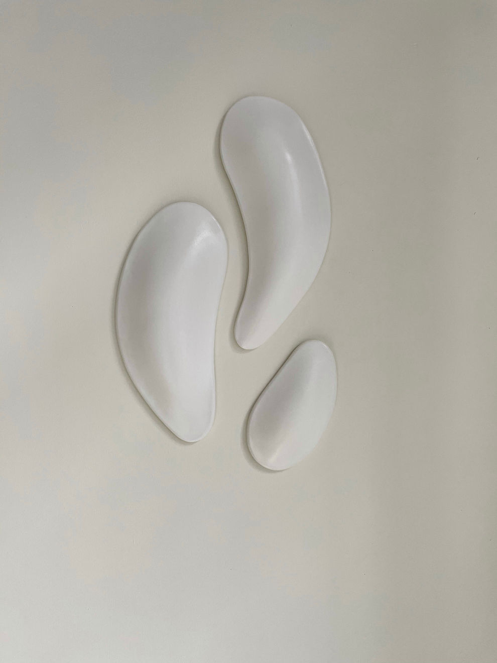 Ceramic petals that can be arranged in multiple ways by slate gray gallery artist Angela Okajima-Kempinas