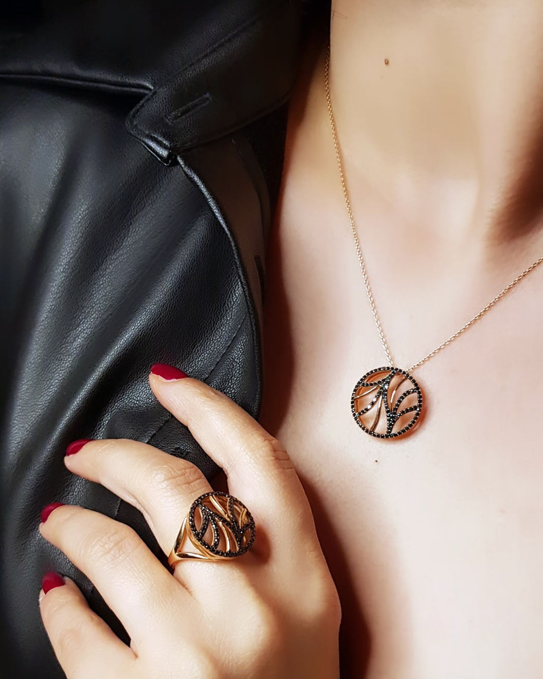 Terzihan, Ronde: Black Branches Pendant