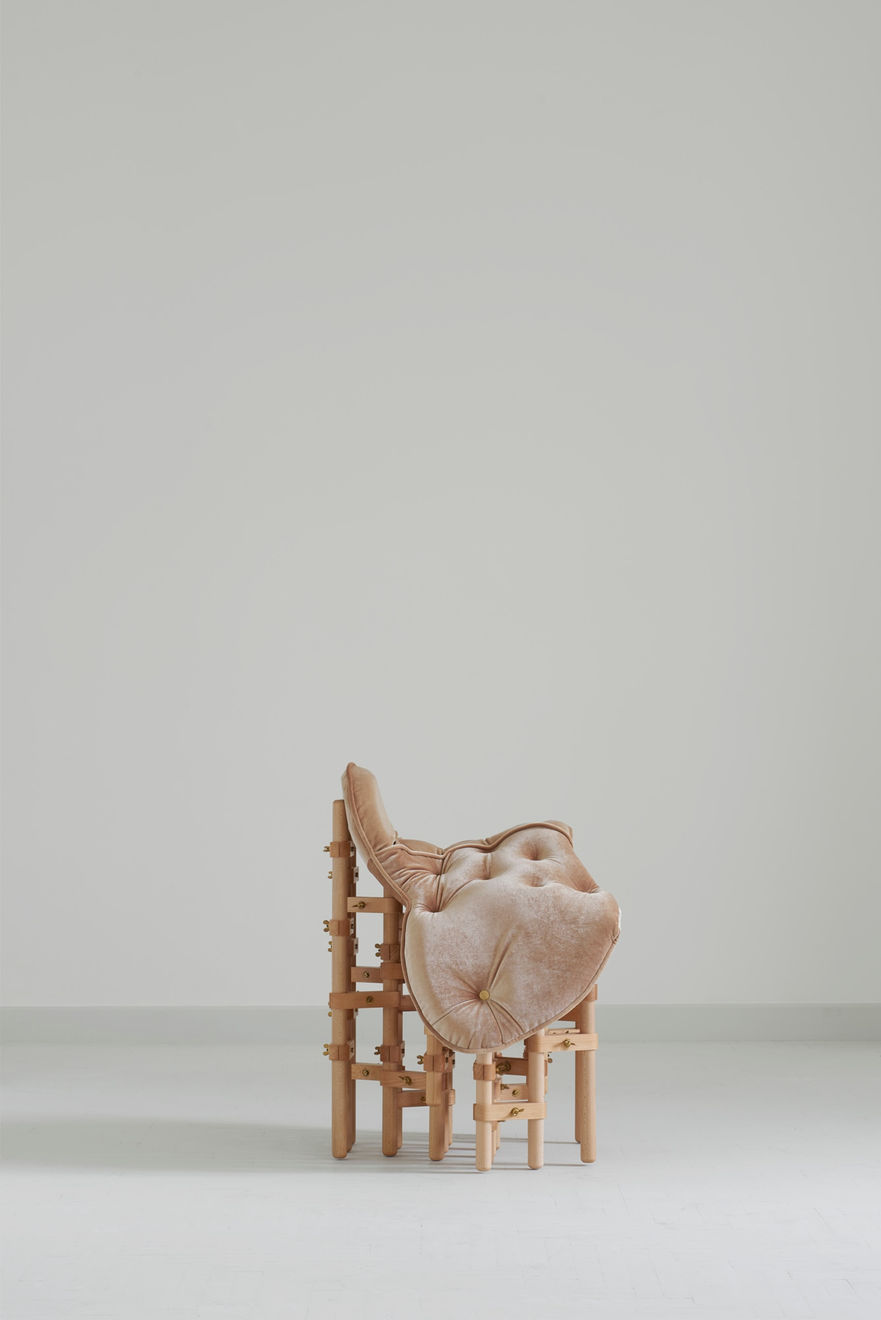 Vytautas Gečas, Collaboration with Marija Puipaitė: Envisioned Comfort , Balno formos kėdė / saddle chair