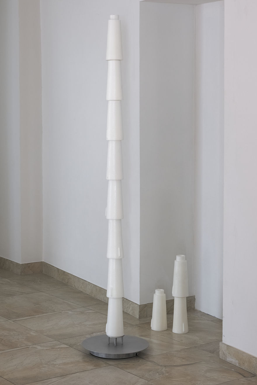 Daydreaming Objects, Baltasis kamienas / White Stem, 2025