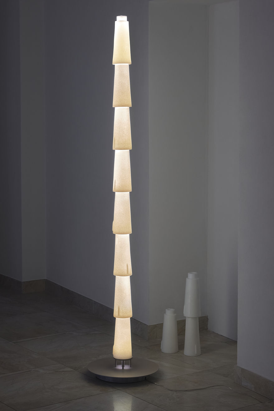 Daydreaming Objects, Baltasis kamienas / White Stem, 2025