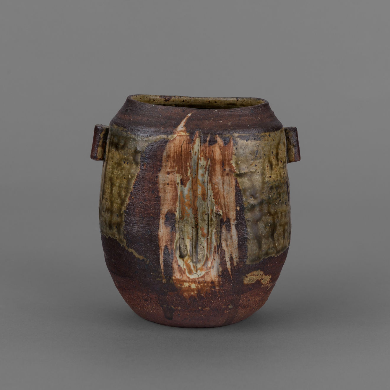 Janet Leach, Squashed pot with lugs