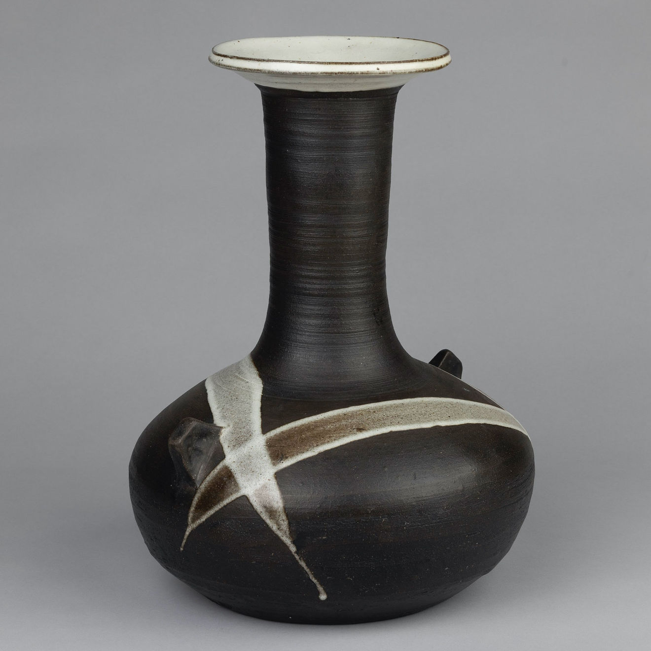 Janet Leach, Monumental lugged vase