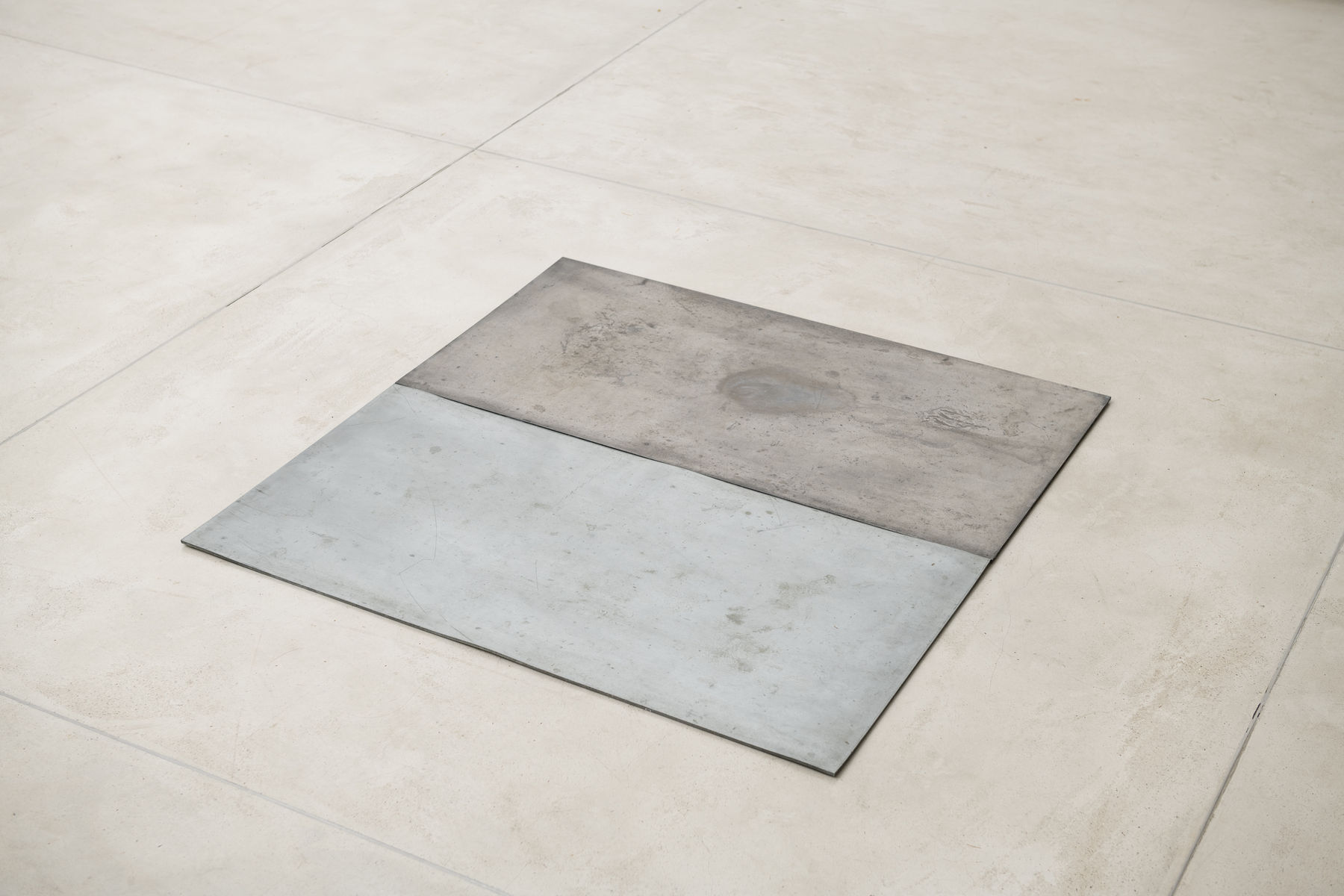 Carl Andre (1935) Zinc Magnesium Dipole (N/S), 1989 Chapas de zinco e magnésio [Zinc and magnesium plates] 0.5 x 100 x 100 cm [1/8 x 39 1/4 x 39 1/4 in.]