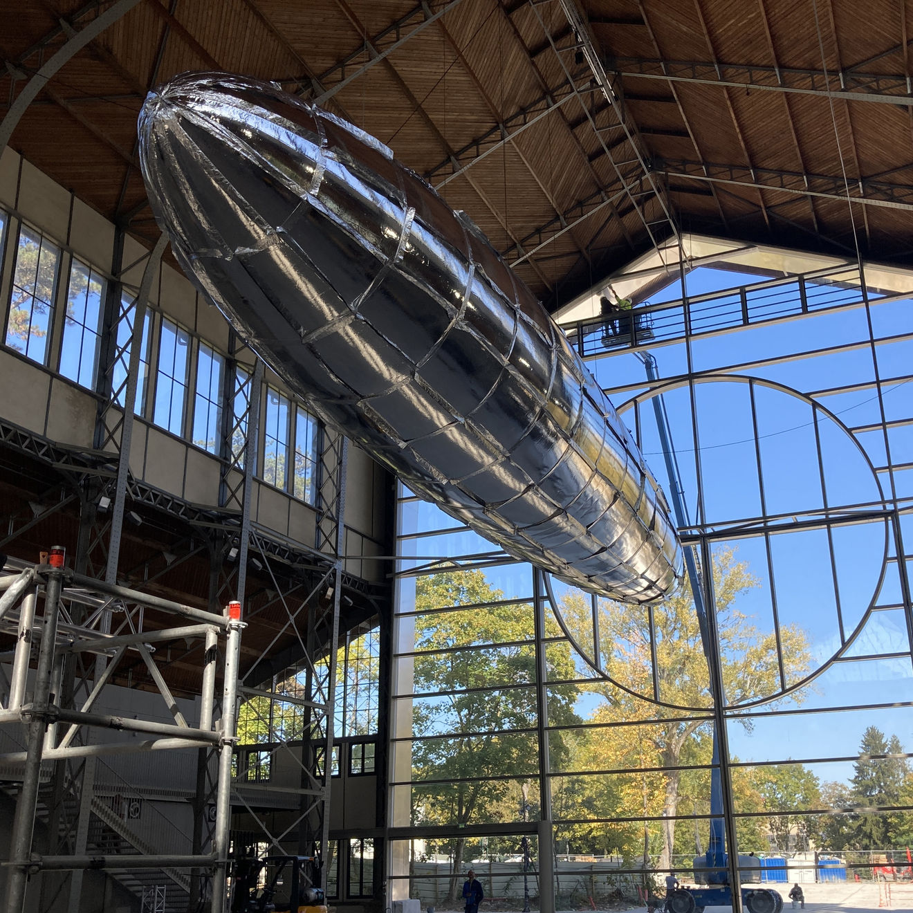 LEE BUL, INSTALLATION VIEW, HANGAR Y, MEUDON, FRANCE. WILLING TO BE VULNERABLE – METALIZED BALLOON V5 , 2022.