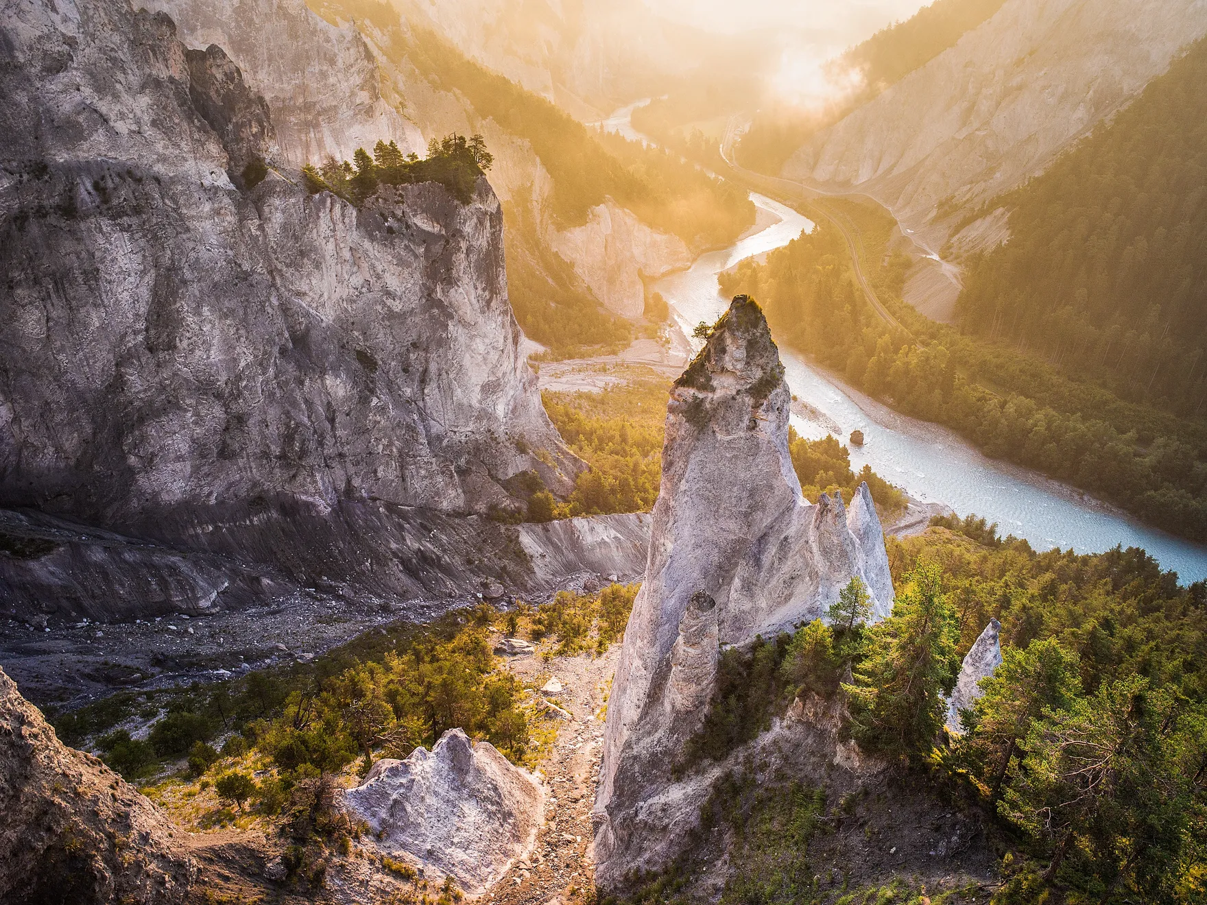 die warmen ersten sonnenstrahlen in der rheinschlucht