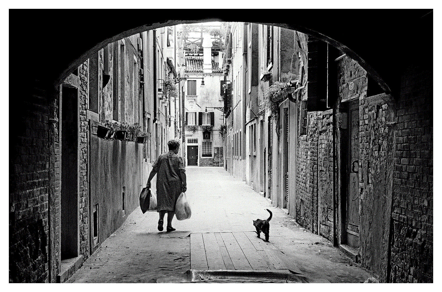 Karl R Lilliendahl, Friends walking home, Venice, 2003
