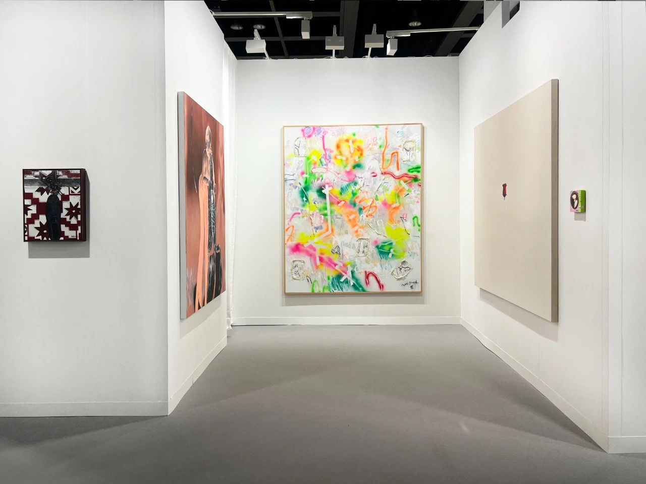 (M) Yang Shu, S No.11, Acrylic on canvas, spray paint, resin, silicone, charcoal stick, twig, cable tie, paper, faux leather, packing belt, nail, paper tape, 220 × 180 cm, 2021 (中) 杨述，S No.11，布面丙烯、自喷漆、树脂、硅胶、木炭条、树枝、尼龙扎带、纸片、人造革、打包带、码钉、纸胶带，220 × 180 cm，2021