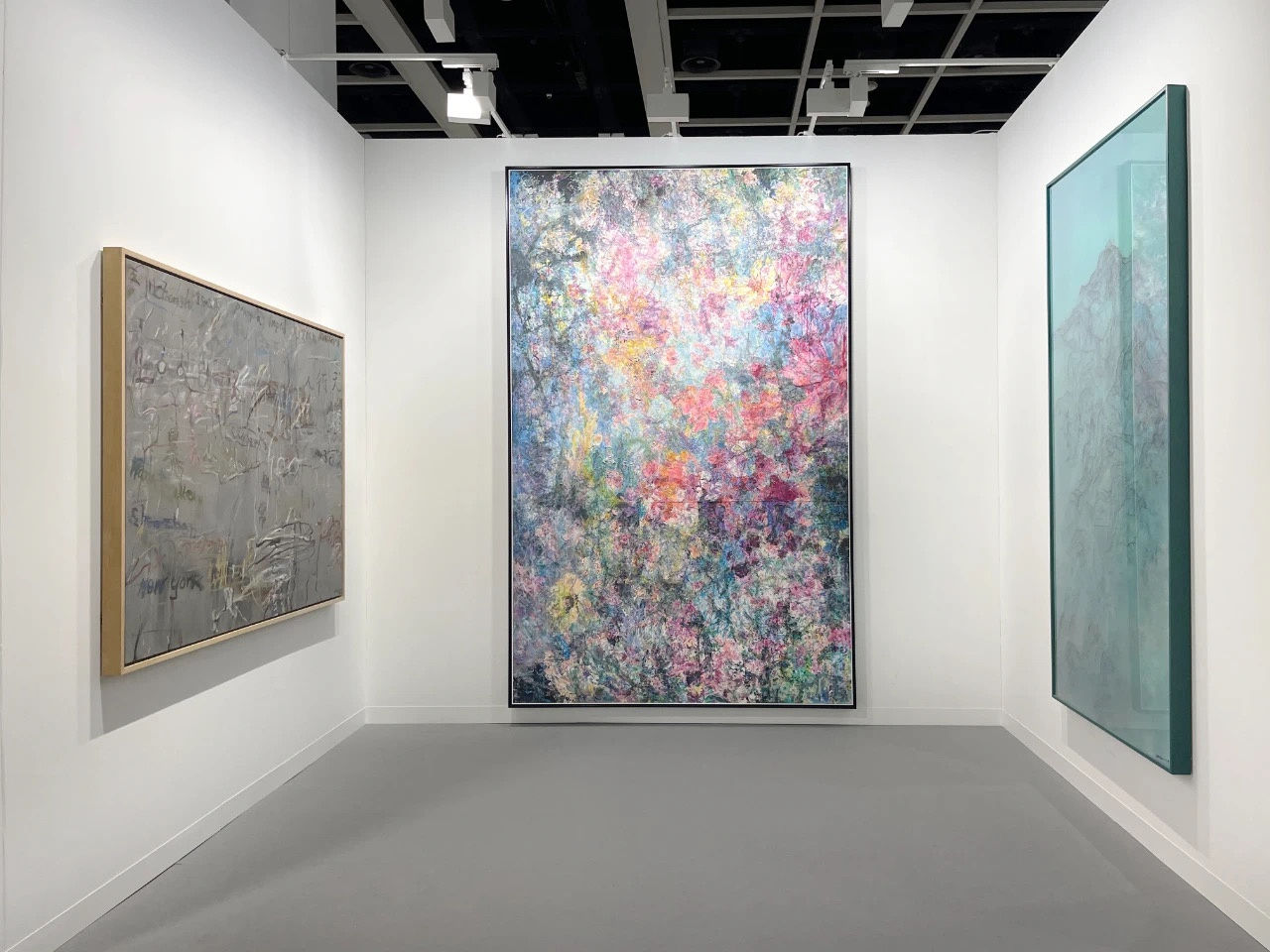 (M) Qi Lan, To Du Fu - Blossom among the Town, Mixed media on Conson cotton paper, w/fr: 322 x 204.3 cm x 8.5 cm, 2023 (中间) 漆澜，致杜甫-花重锦官城，康颂棉纸综合材料，317 x 199 cm，含框：322 x 204.3 cm x 8.5 cm，2023