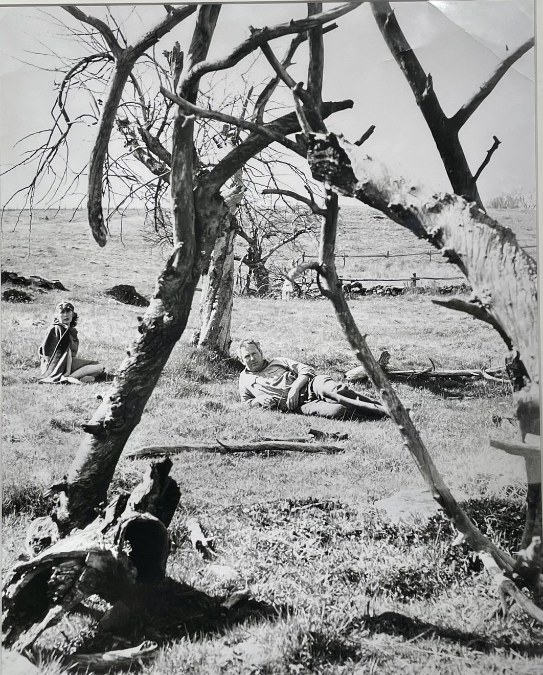 Herbert Matter, Alexander Calder with Louisa portrait outside, 1940