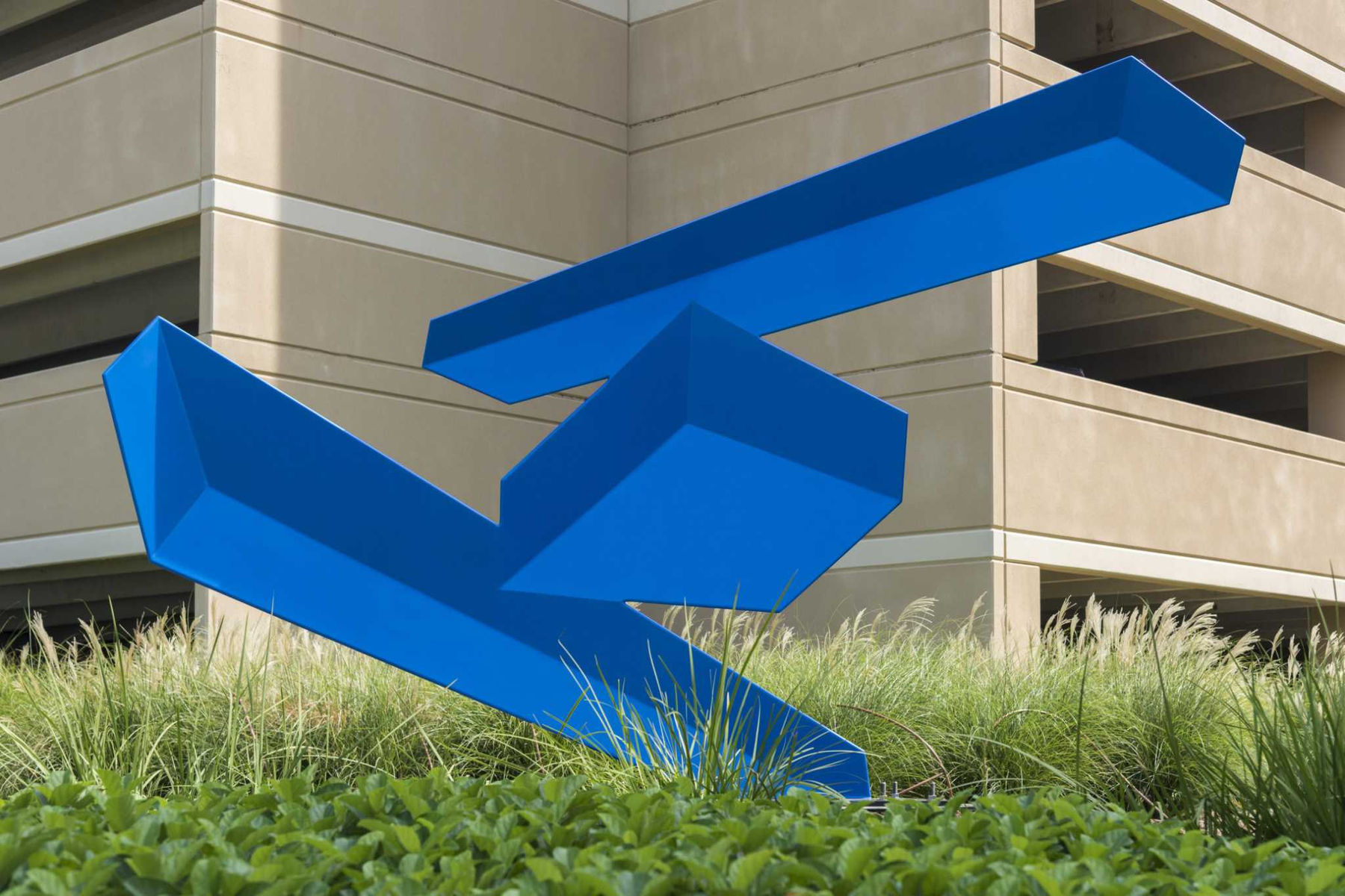 Artist Rafael Barrios constructed the new Acrob&aacute;tica sculpture in Hughes Landing using stainless steel and acrylic lacquer.