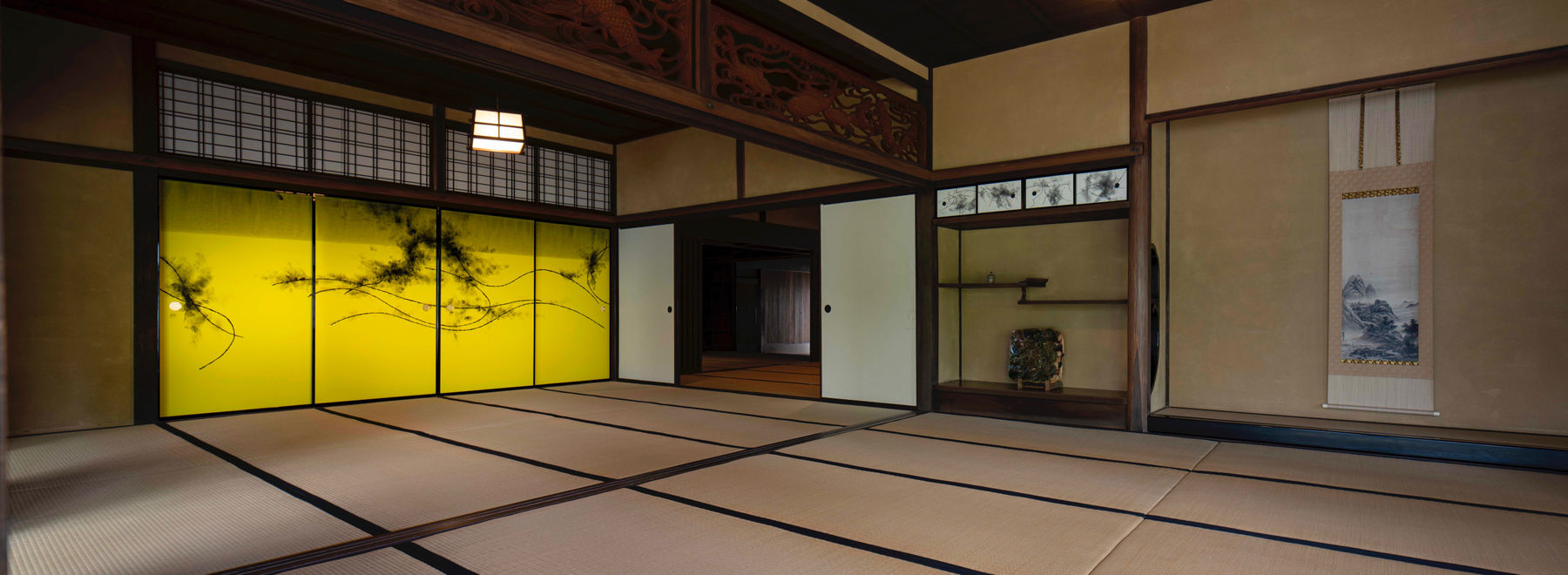 Vecchio Pino ( giallo ) &ldquo;Ryu&rdquo;(&ne; Drago), 2019 4 x 168.5 x 92.5cm, inchiostro di china e acrilico su tela, montaggio Collezione del Museo d&rsquo;Arte KUMAYA