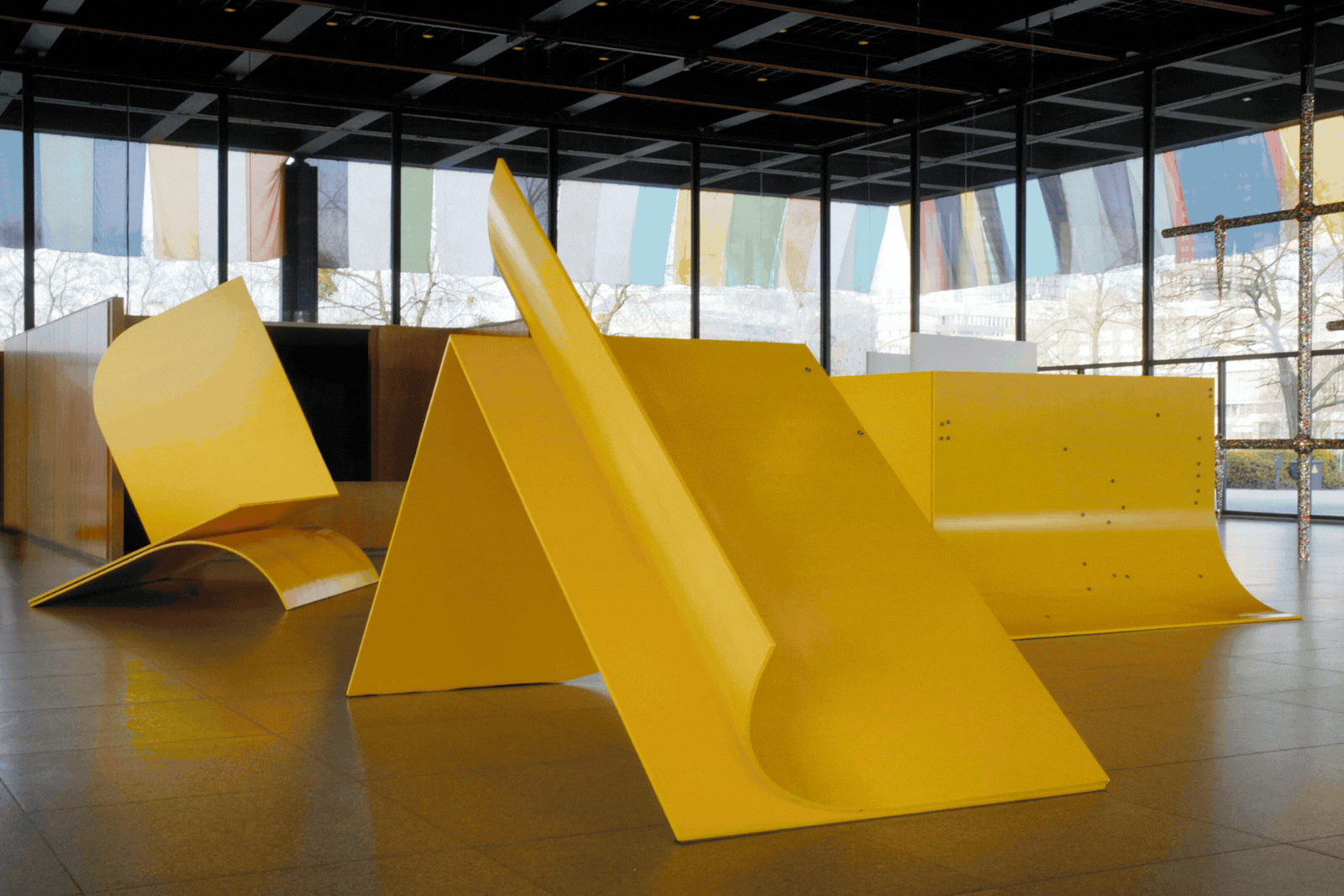 Vistas de instalaci&amp;oacute;n de items in care of items, como parte de When things cast no shadow, 5&amp;ordf; Bienal de Berl&amp;iacute;n, Neue Nationalgalerie, 2008