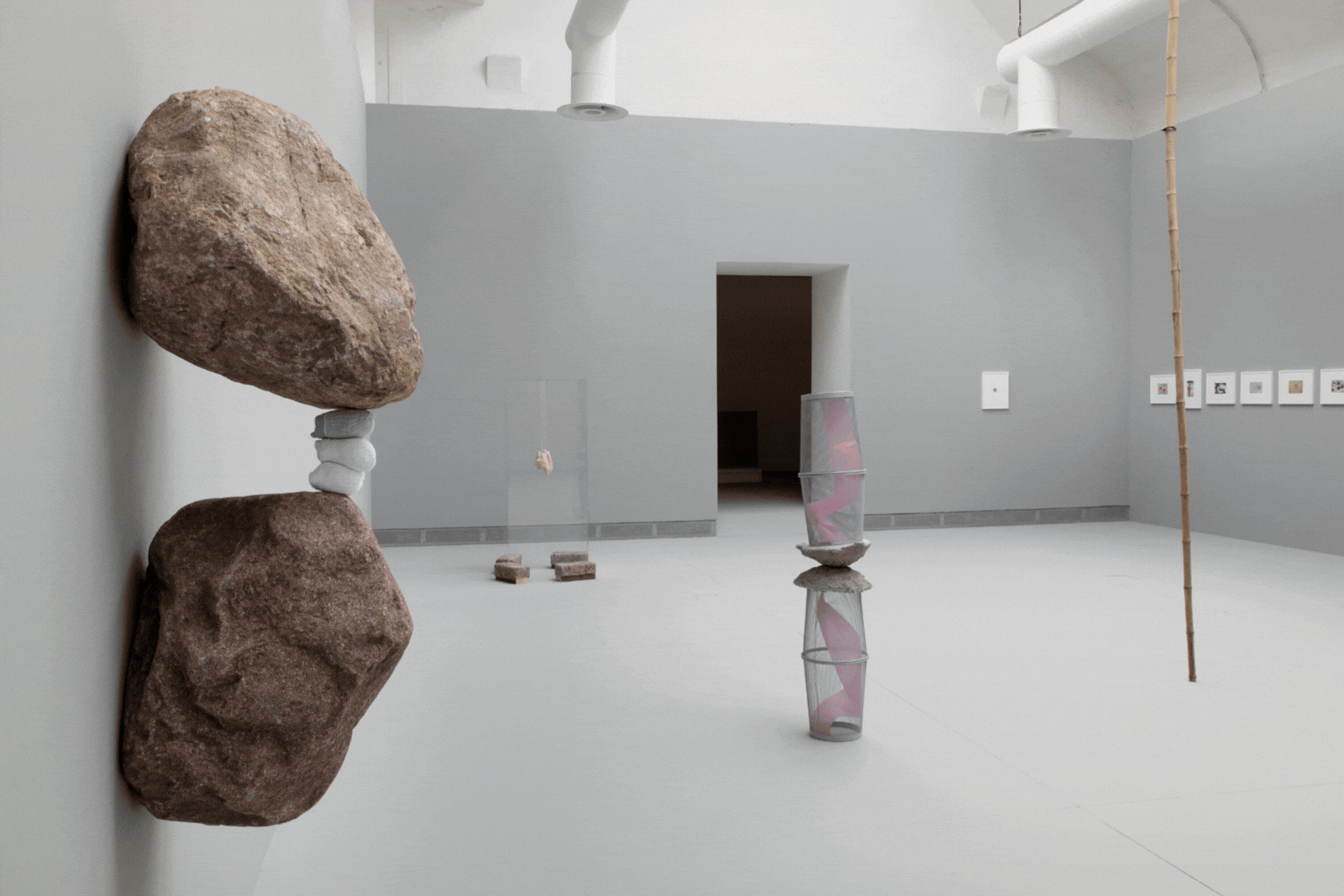 Vista de instalaci&amp;oacute;n de ILLUMInations, 54&amp;ordf; Exposici&amp;oacute;n Internacional de Arte, Bienal de Venecia, 2011