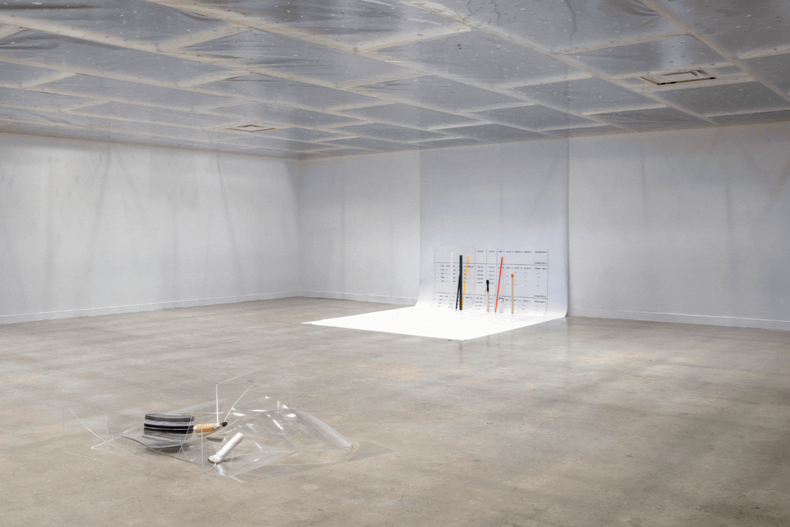 Vistas de instalaci&amp;oacute;n de spending static to save gas, Oakville Galleries, Ontario, Canad&amp;aacute;, 2018, y Douglas Hyde Gallery, Dubl&amp;iacute;n, Irlanda, 2020