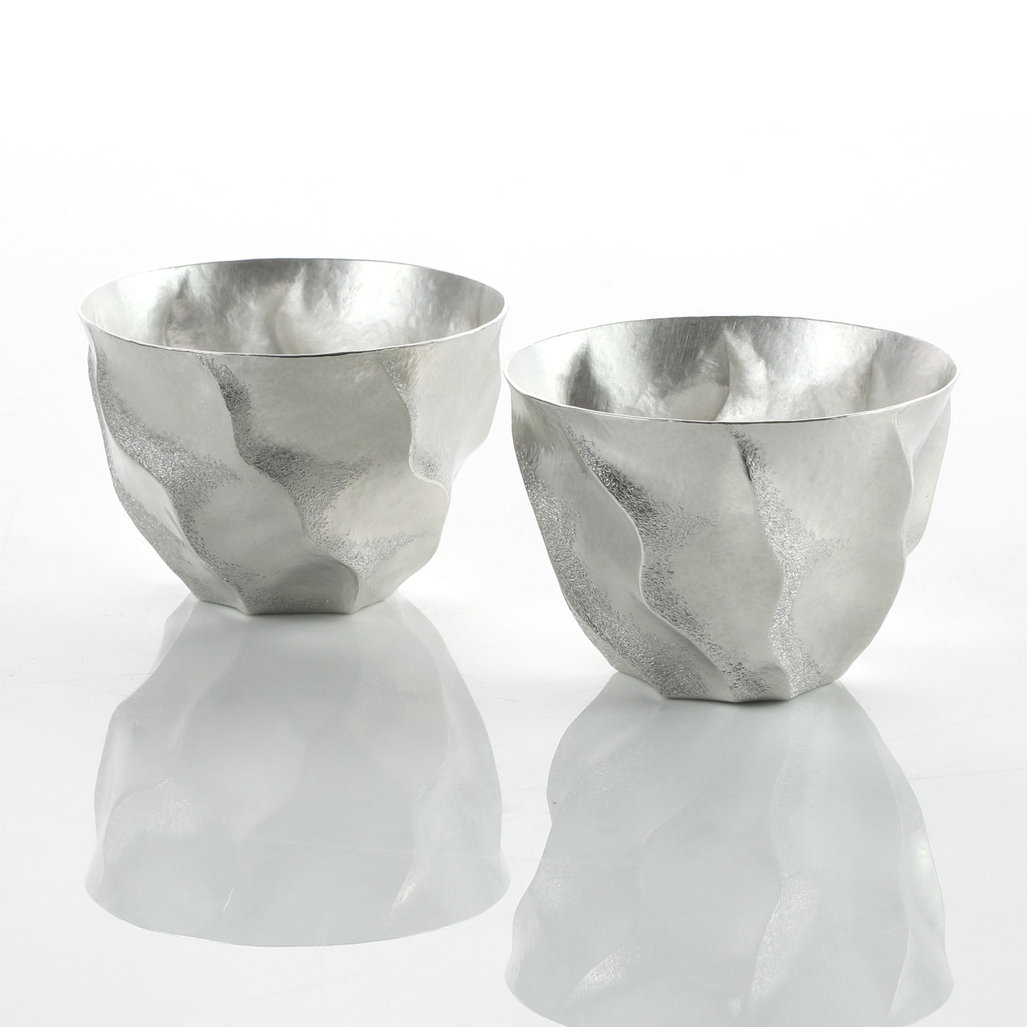 Hiroshi Suzuki, A Pair of Aqua-Poesy Beakers, 2025