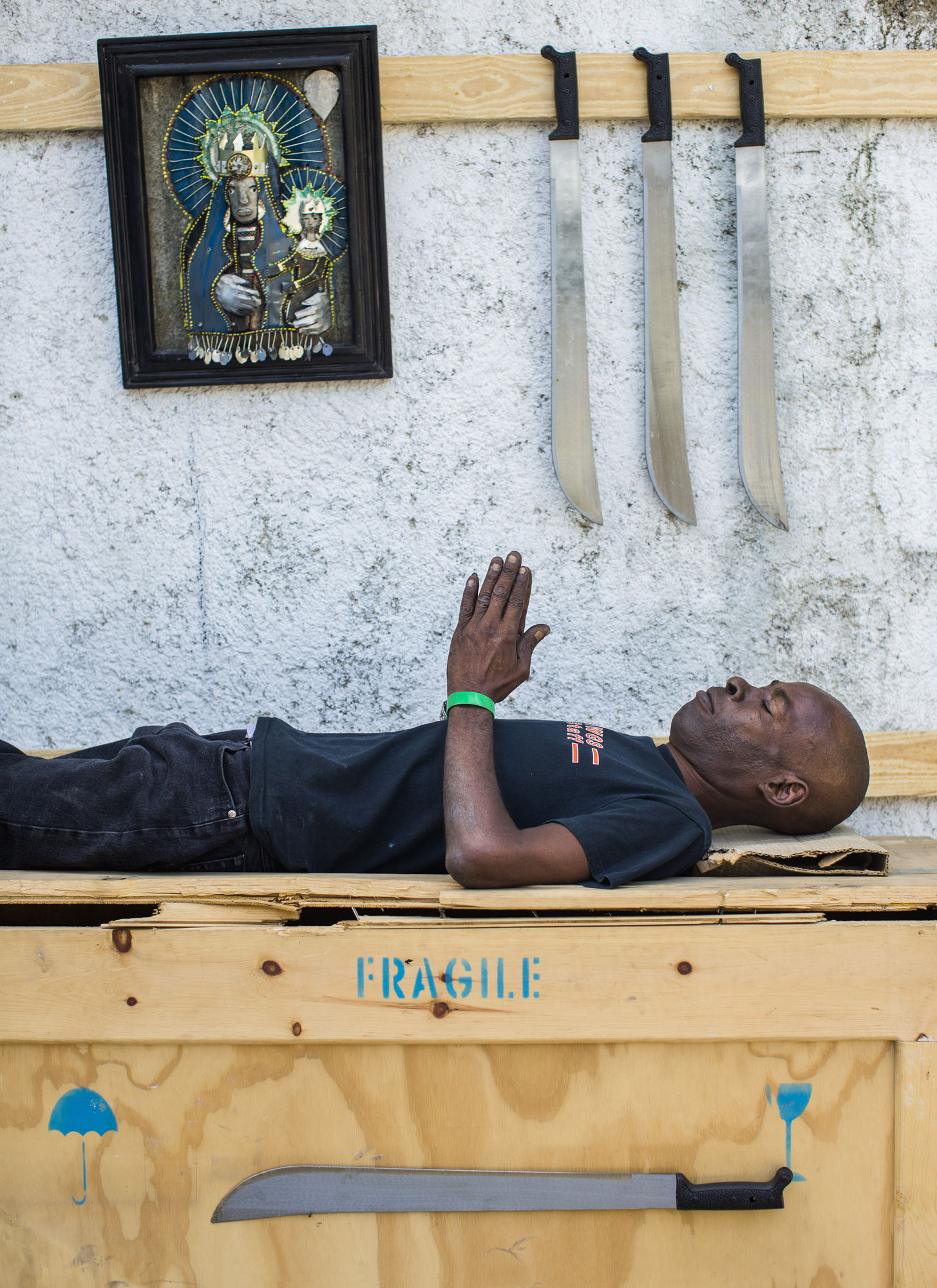 Alice Smeets, IV OF MACHETES, 2014