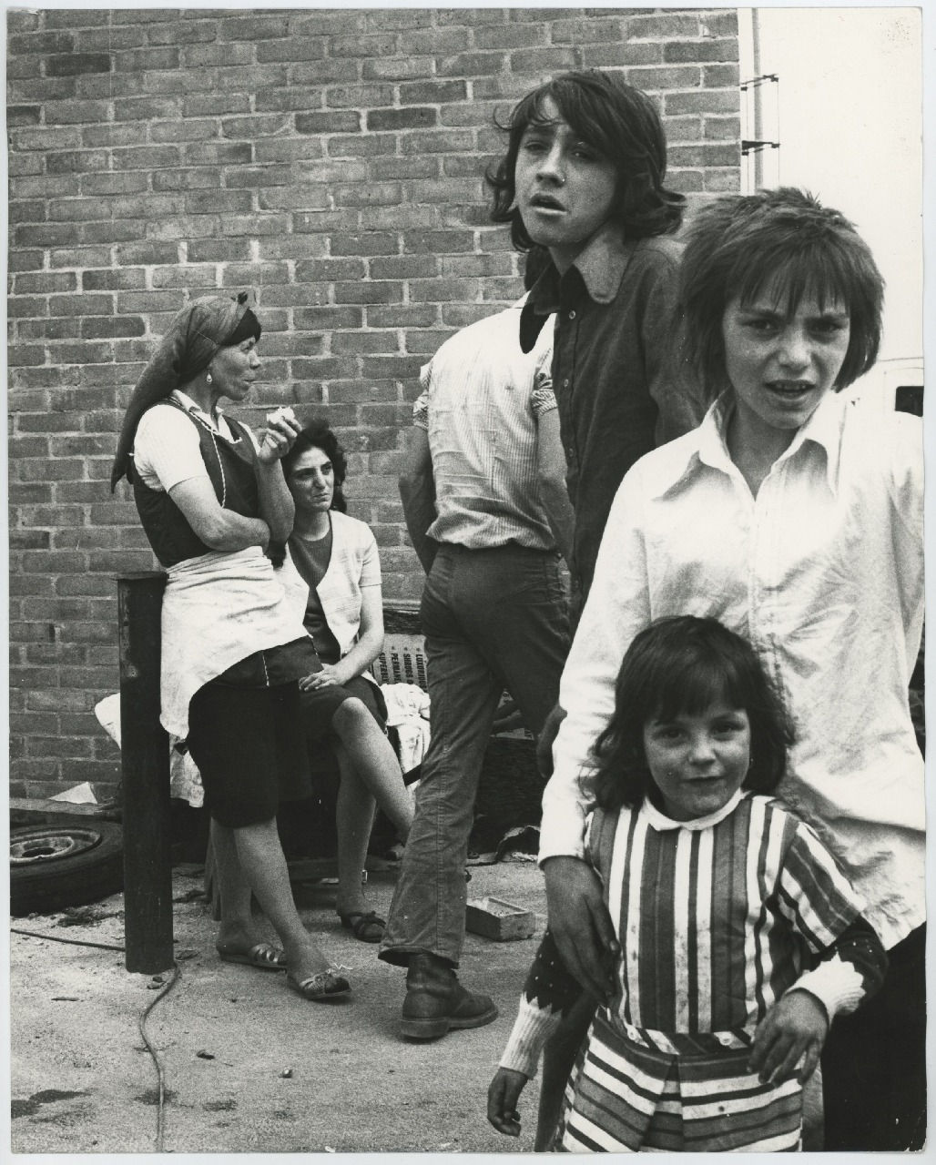 Jo Spence, Gypsies (people in front of a wall), 1974